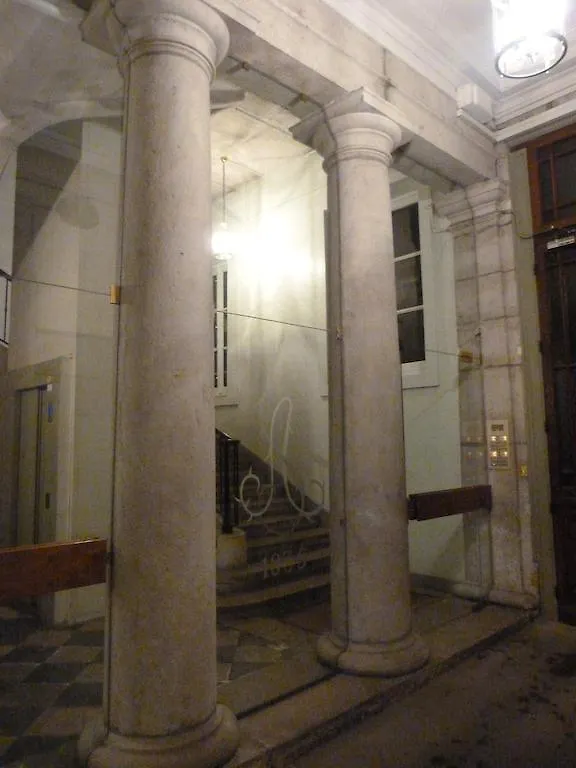 Une Nuit Au Second Chambre D Hotes Lyon Bed & Breakfast
